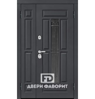 двустворчатая дверь в коттедж с ковкой и стеклом