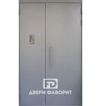 металлическая дверь с домофоном и ручкой скобой в подъезд