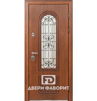 стальная дверь с терморазрывом усилена тремя петлями и оборудована арочным стеклом
