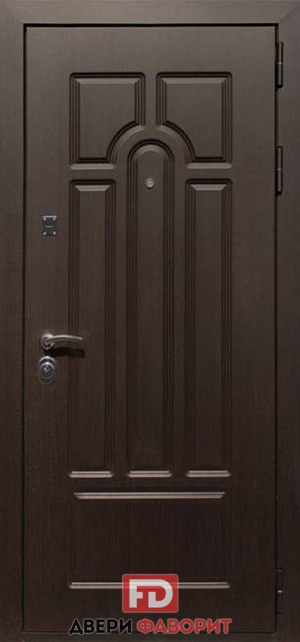 дверь входная отделана мдф и укомплектована тремя петлями